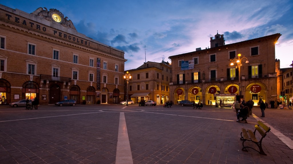 Piazza della Repubblica e Teatro G.B. Pergolesi. Foto G. Filippini .jpg